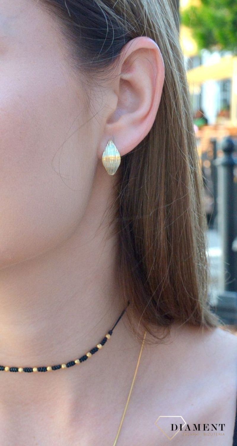 Kolczyki złote 333 grawerowane z zapięciem angielskim KL 7357 333. Kolczyki złote grawerowane. Złote kolczyki damskie. Kolczyki próby 333. Kolczyki złote klasyczne. Kolczyki idealne na prezent. Kolczyki dla ukochanej..jpg